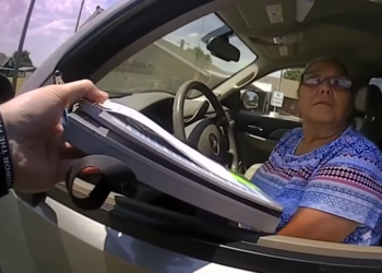 year old Woman Gets Tased After Resisting Arrest Refusing to Sign Ticket_part2