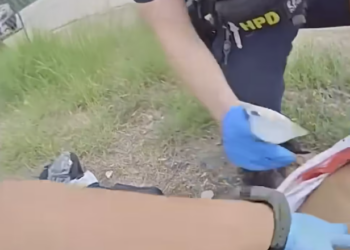 Houston Police Officers Shoot Men During Gun Battle in Texas_part2